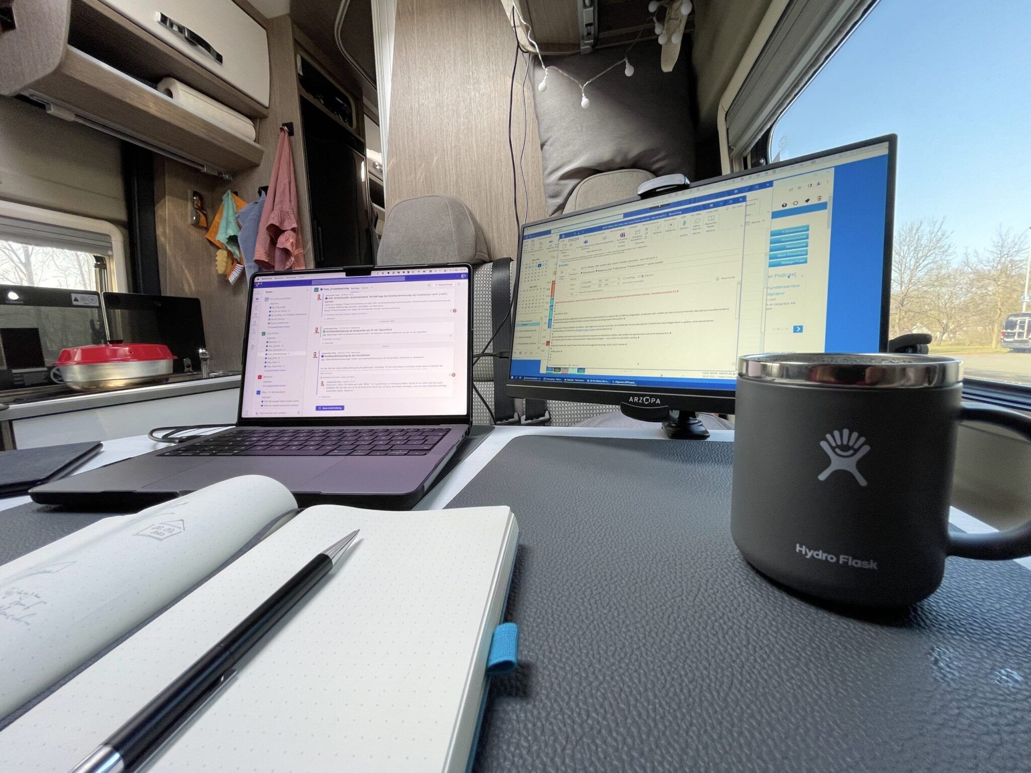 Arbeitsplatz mit zweitem Bildschirm