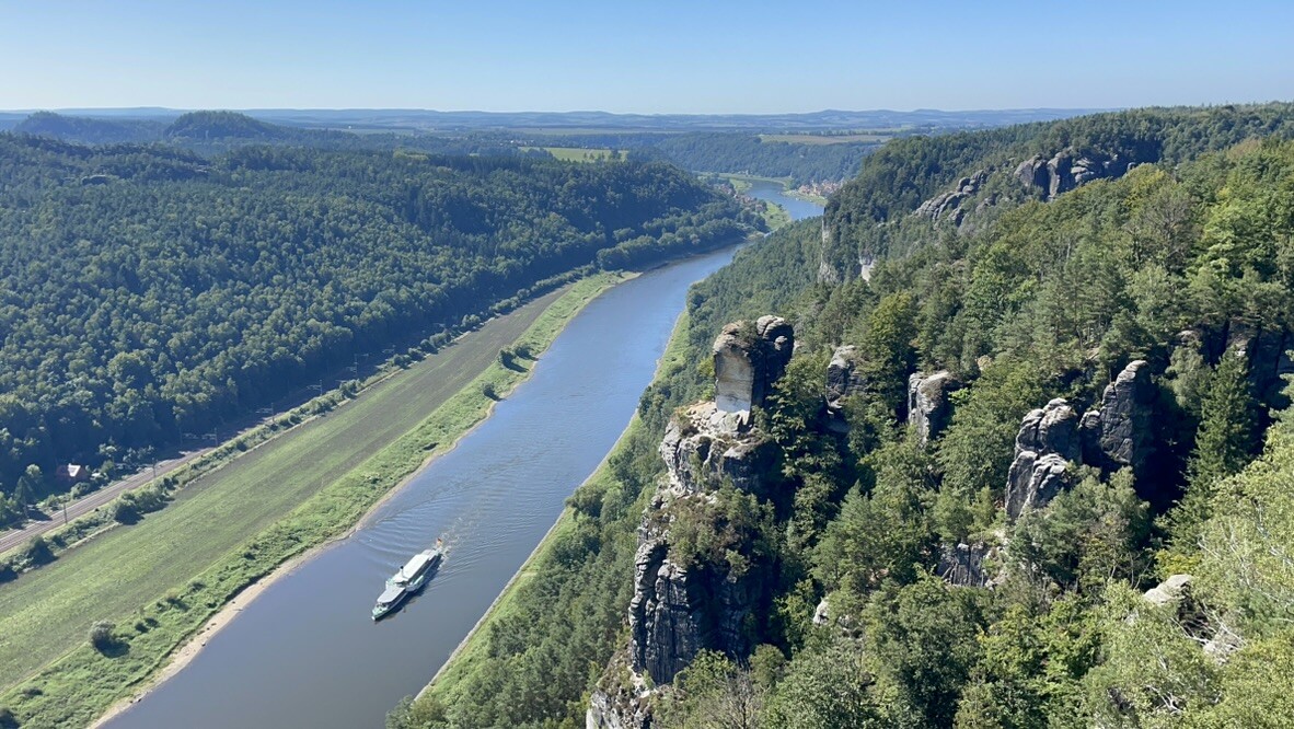 Blick von der Aussichtsplattform auf die Elbe.